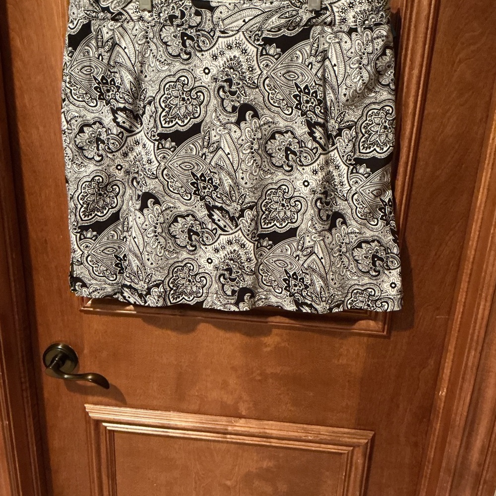NWOT Women’s Greg Norman Size 14 Sporty Black and White Paisley Skort